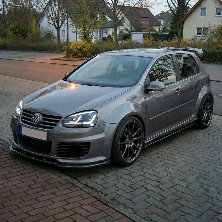 Auto po úpravě s tuningem a světly