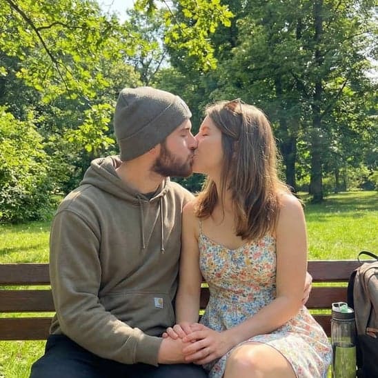 Pár se líbá v parku